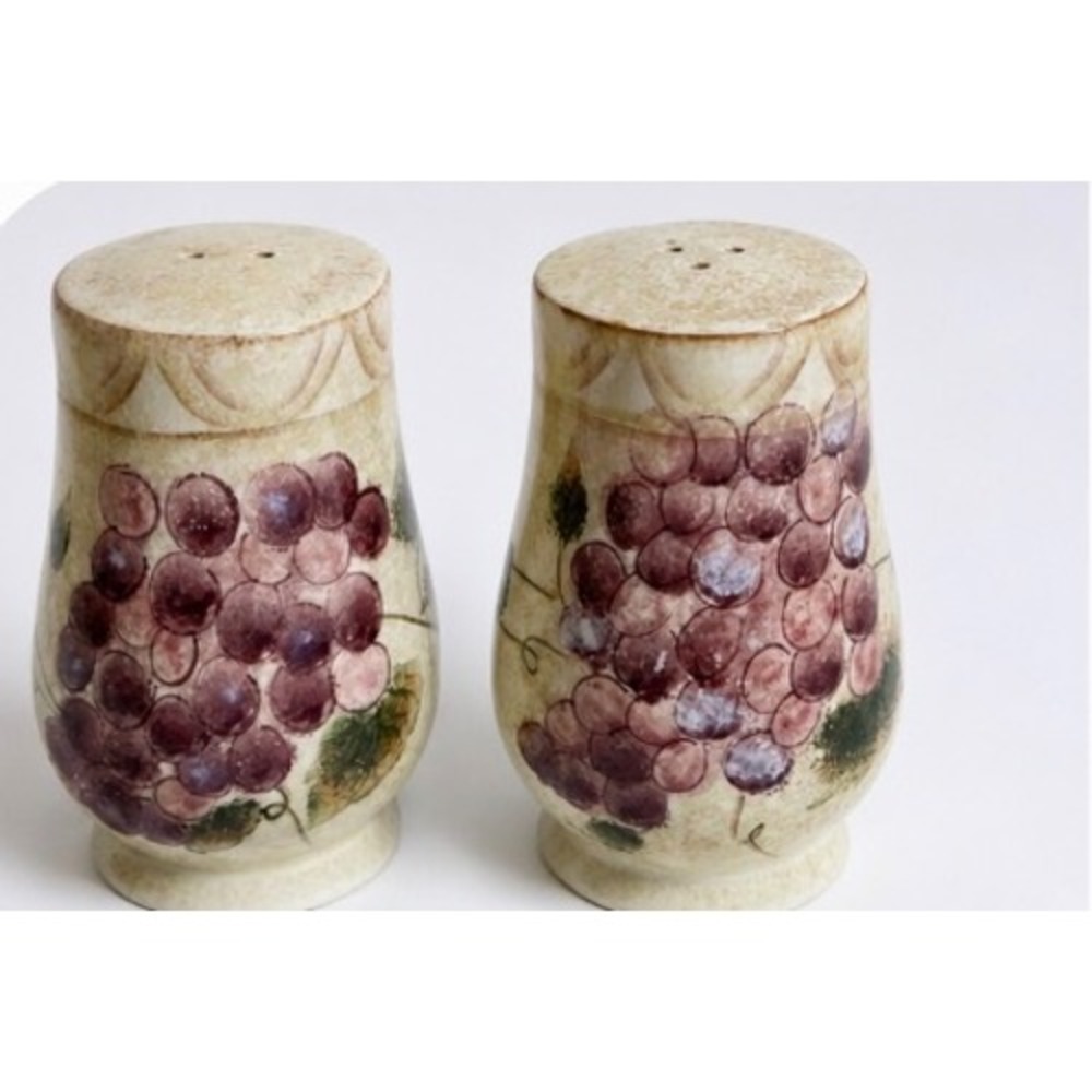 Vintage Grape Cluster Ceramic Salt and Pepper Shakers Set Farmhouse Decor 4in